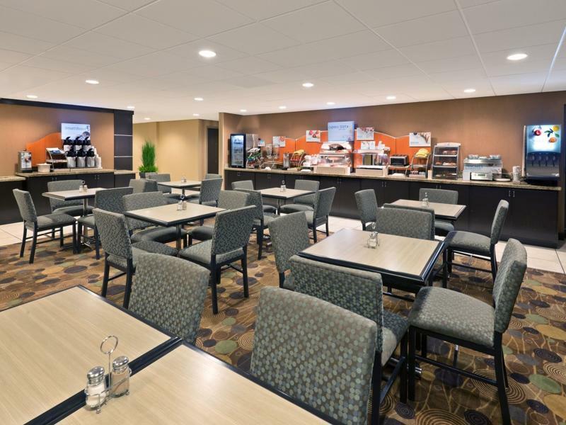 Holiday Inn Express Hotel & Suites Colby By Ihg Extérieur photo