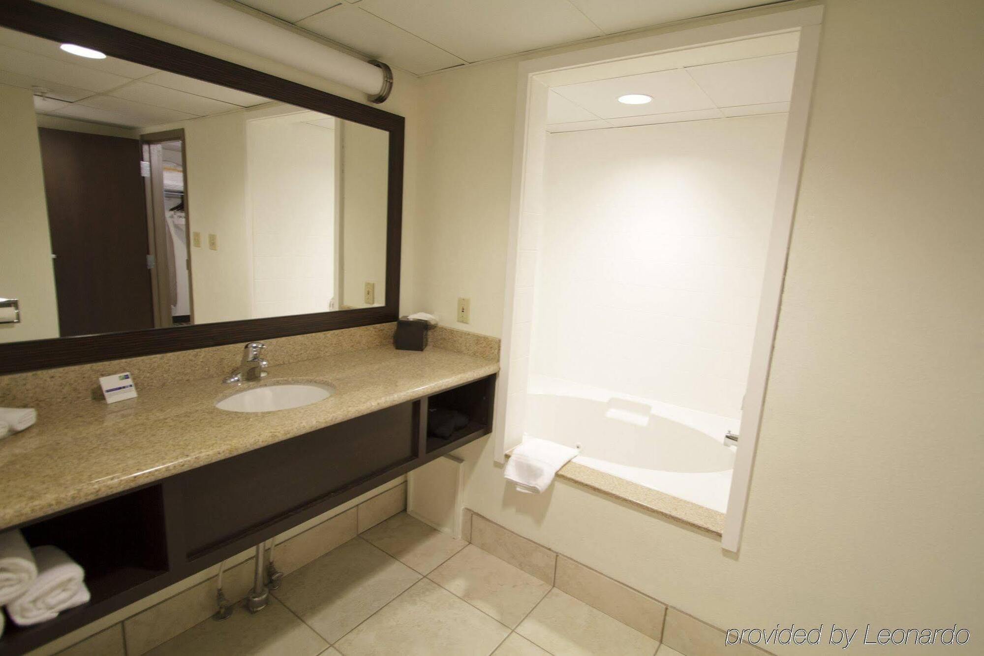 Holiday Inn Express Hotel & Suites Colby By Ihg Extérieur photo